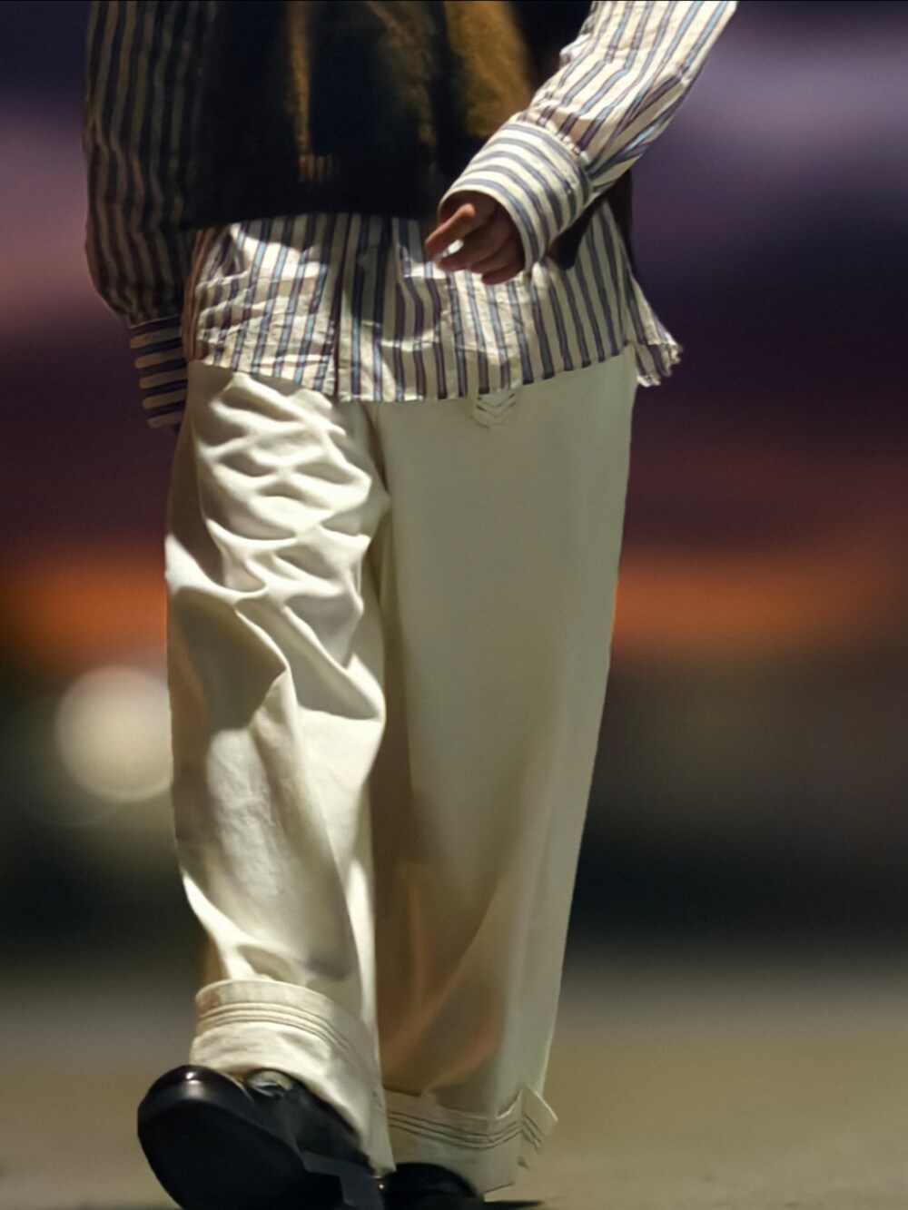 ホワイト系のデニムパンツを着用したメンズの冬コーディネートの5枚目の写真