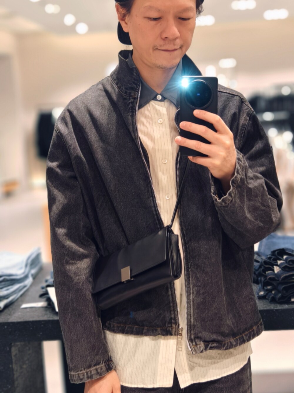 ブラック系のデニムジャケットを着用したメンズの秋コーディネートの4枚目の写真