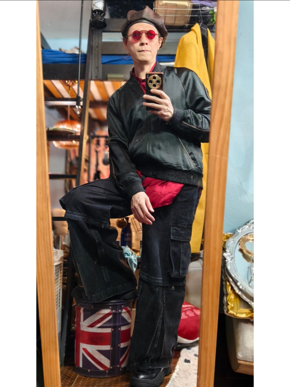 ブラック系のデニムパンツを着用したメンズの冬コーディネートの5枚目の写真