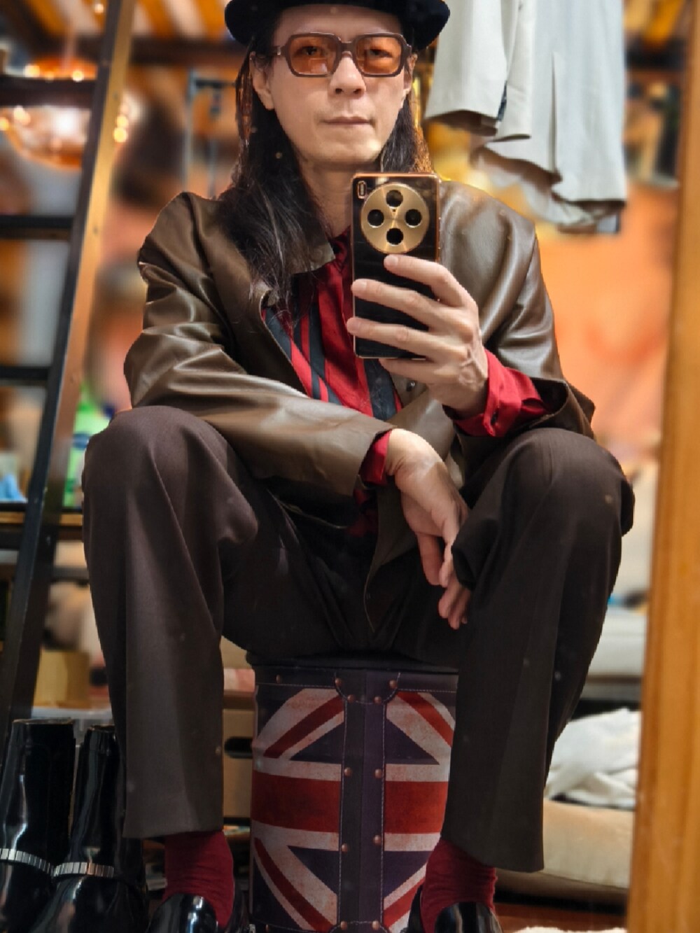 ブラック系のローファーを着用したメンズの冬コーディネートの5枚目の写真