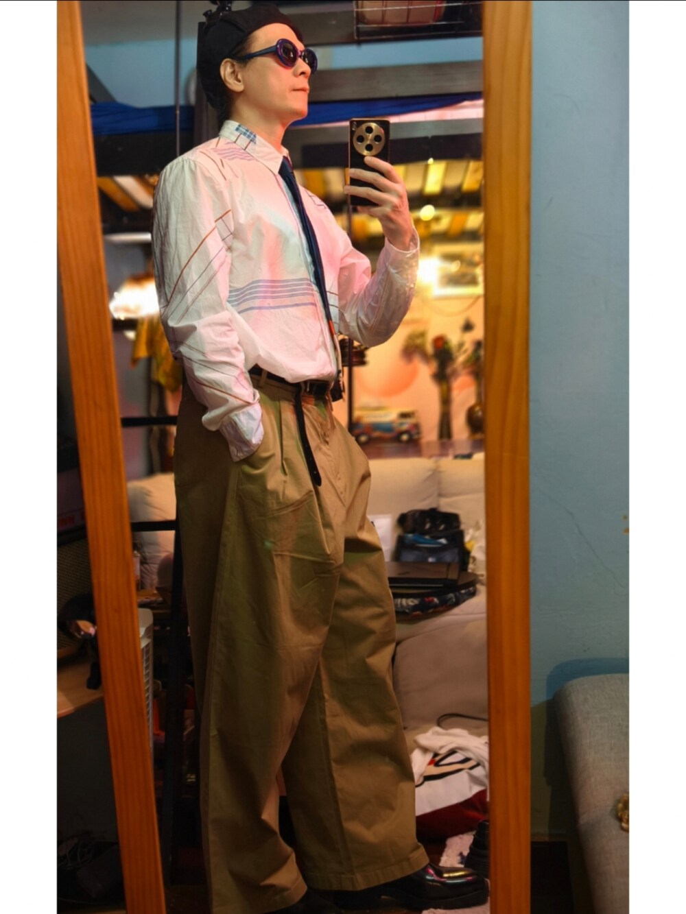 ブラウン系のチノパンツを着用したメンズの冬コーディネートの5枚目の写真