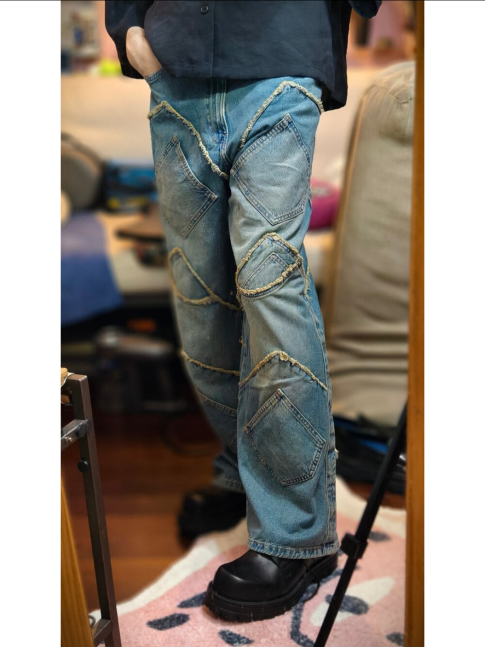 ブルー系のデニムパンツを着用したメンズの春コーディネートの3枚目の写真