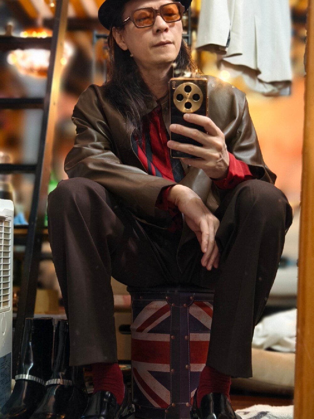 ブラック系のローファーを着用したメンズの冬コーディネートの4枚目の写真