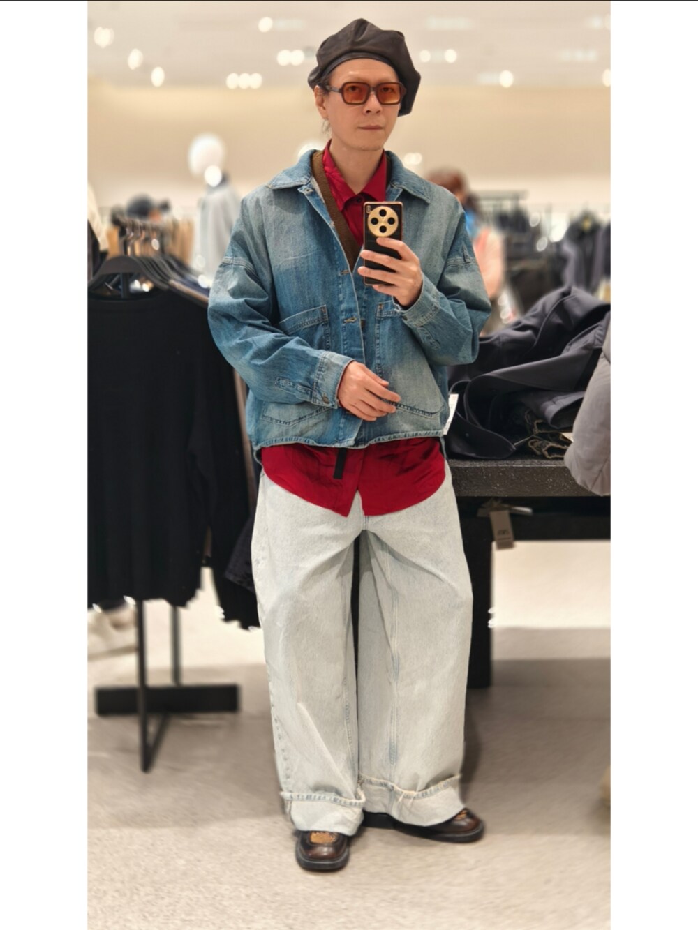 ブルー系のデニムジャケットを着用したメンズの冬コーディネートの2枚目の写真