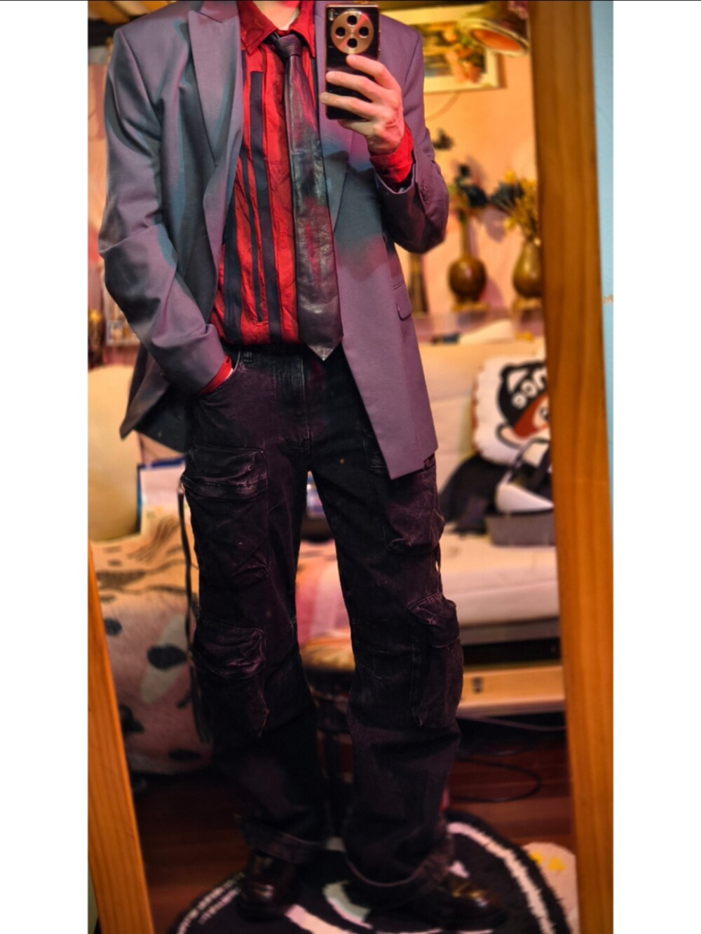 ブラック系のデニムパンツを着用したメンズの冬コーディネートの2枚目の写真