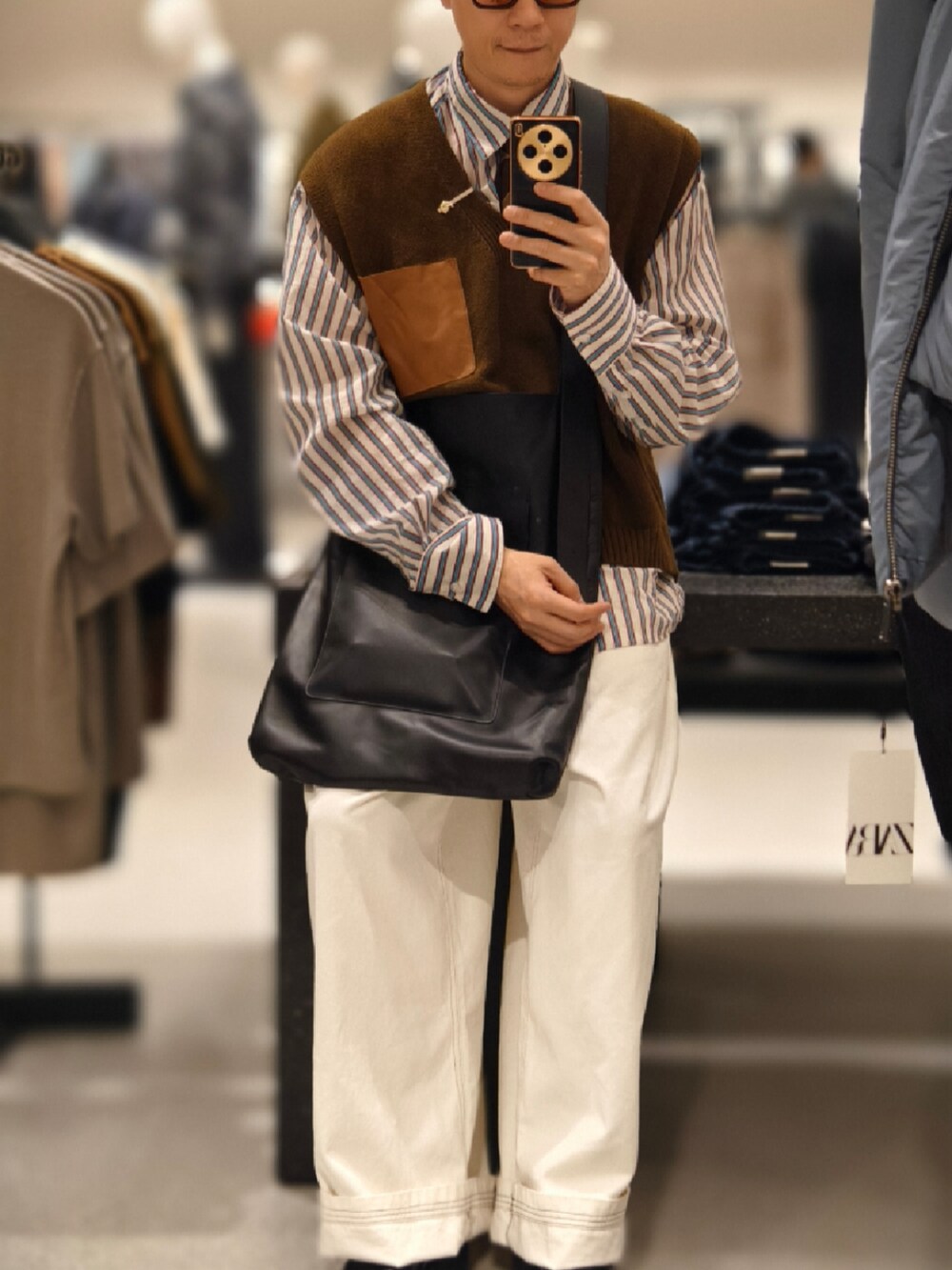 ホワイト系のデニムパンツを着用したメンズの冬コーディネートの3枚目の写真