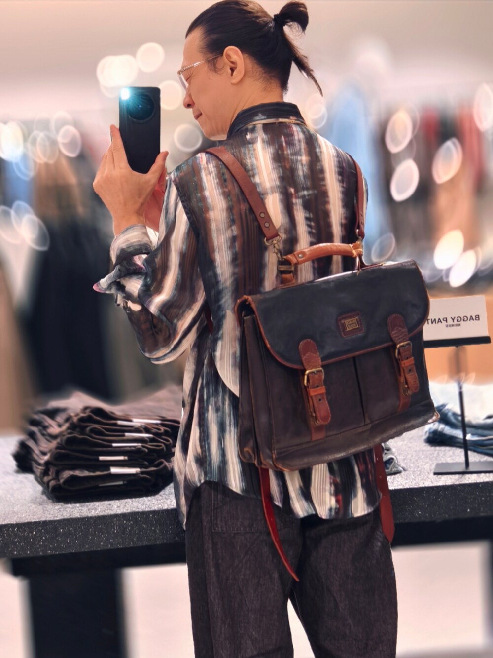 グレー系のシャツ/ブラウスを着用したメンズの秋コーディネートの3枚目の写真