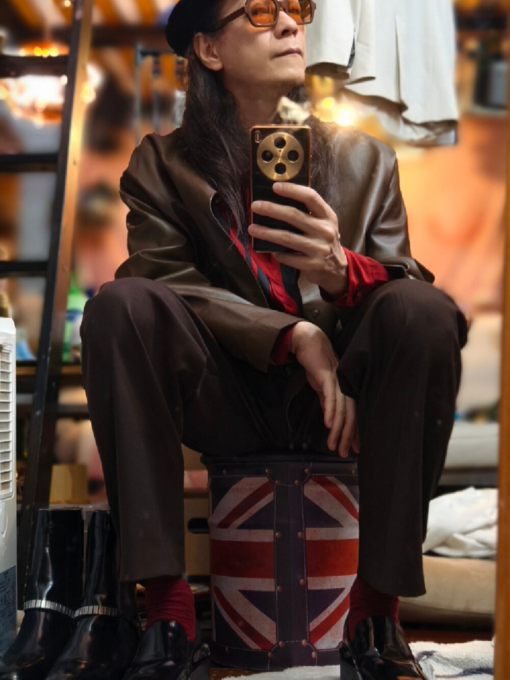 ブラック系のローファーを着用したメンズの冬コーディネートの3枚目の写真