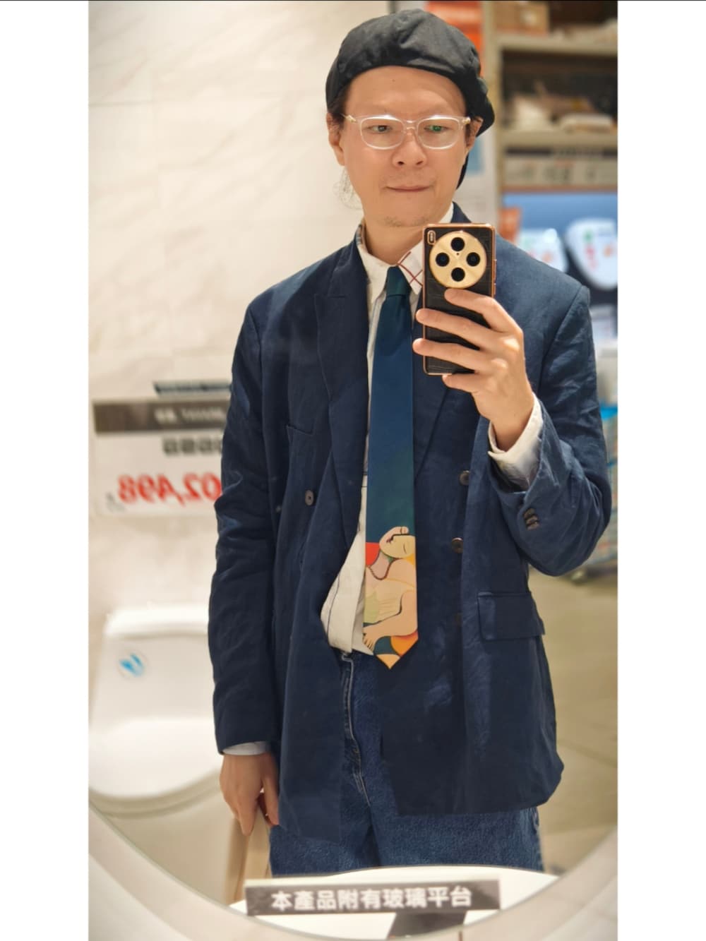 ブルー系のテーラードジャケットを着用したメンズの冬コーディネートの2枚目の写真