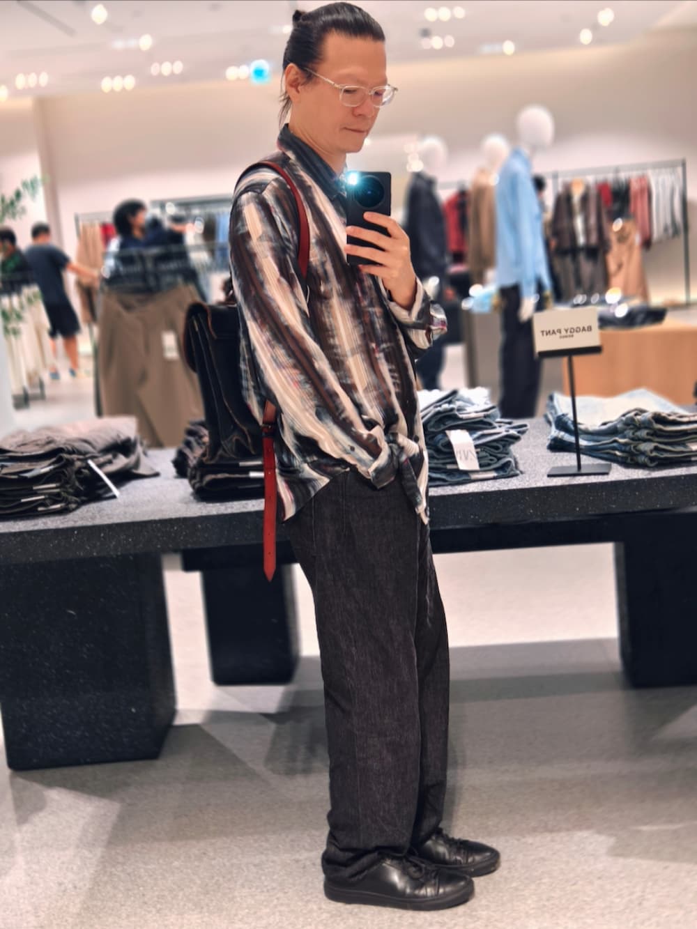 グレー系のシャツ/ブラウスを着用したメンズの秋コーディネートの2枚目の写真