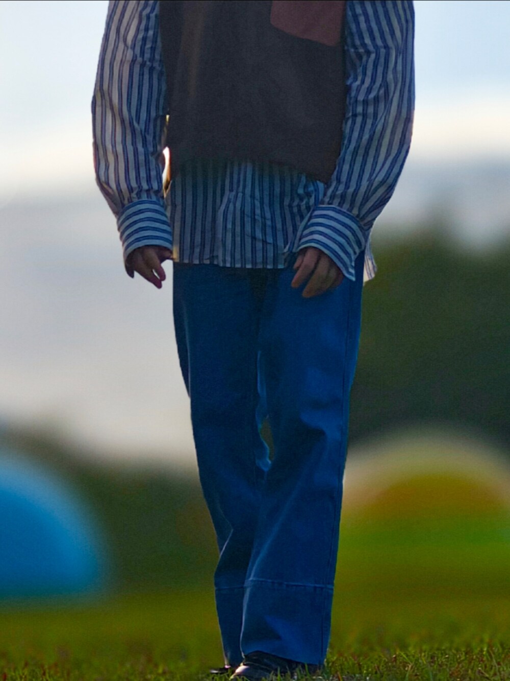 ブラウン系のニット/セーターを着用したメンズの冬コーディネートの3枚目の写真