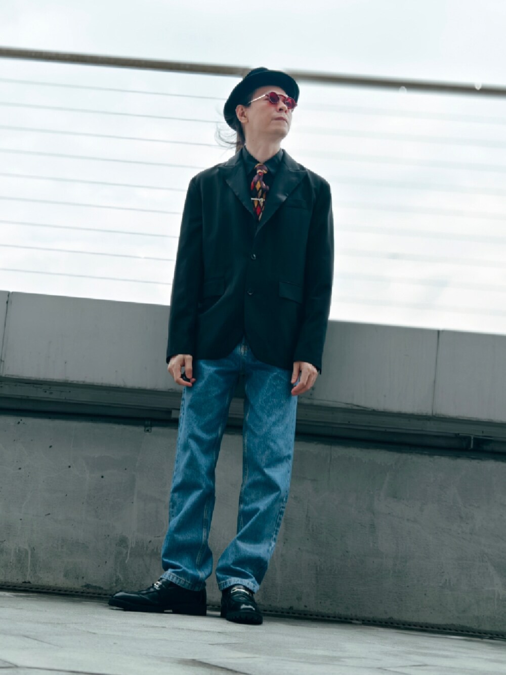 レッド系のメガネを着用したメンズの冬コーディネートの4枚目の写真