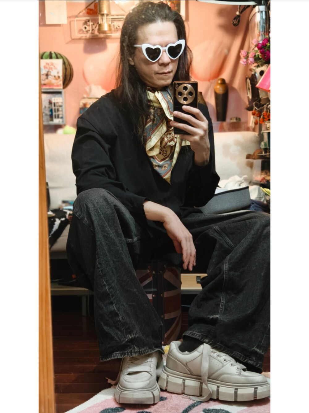 ベージュ系のスニーカーを着用したメンズの春コーディネートの2枚目の写真