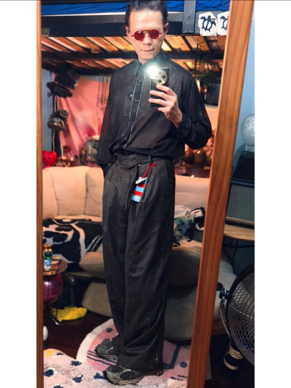 ブラック系のシャツ/ブラウスを着用したメンズの秋コーディネートの2枚目の写真