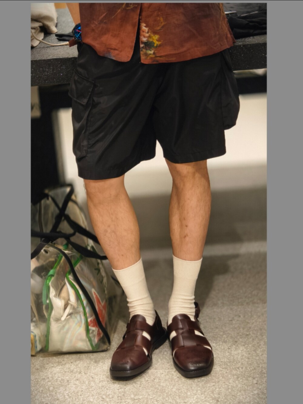 レッド系のシャツ/ブラウスを着用したメンズの夏コーディネートの2枚目の写真