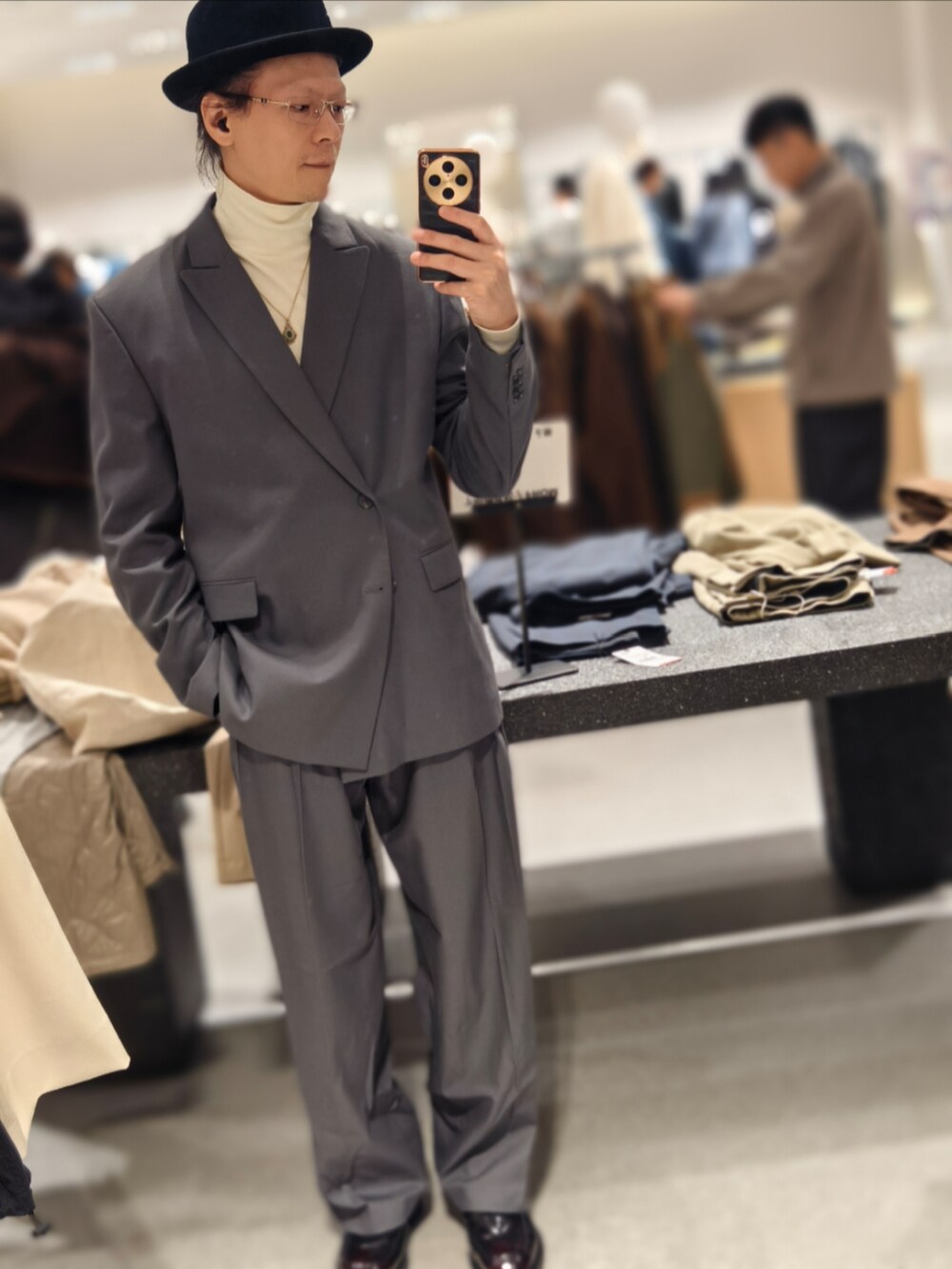 グレー系のスラックスを着用したメンズの冬コーディネートの3枚目の写真