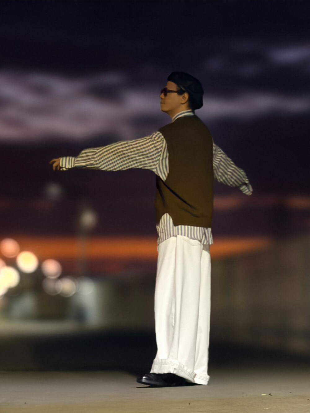 ホワイト系のデニムパンツを着用したメンズの冬コーディネートの2枚目の写真