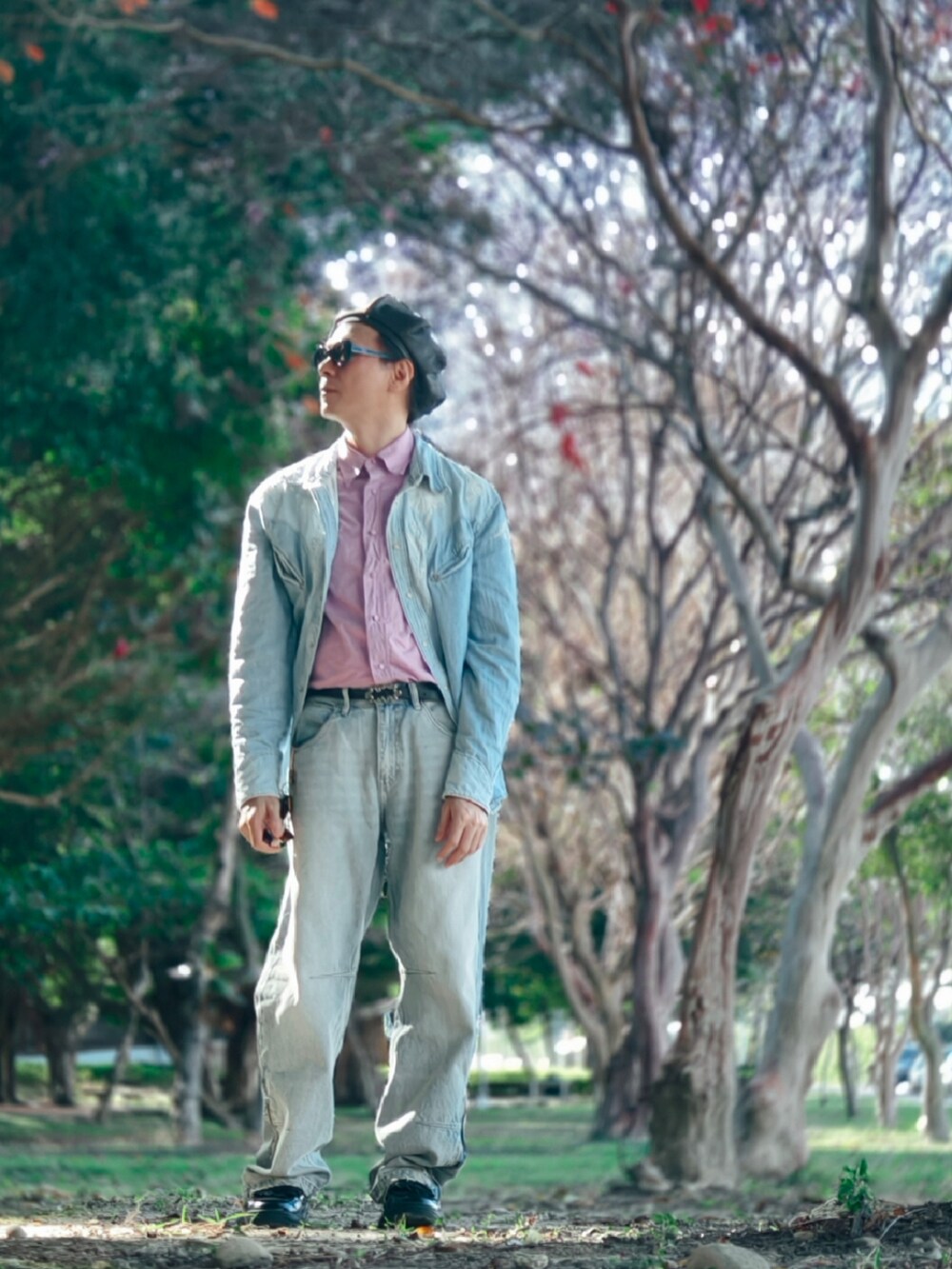 ブルー系のシャツ/ブラウスを着用したメンズの冬コーディネートの2枚目の写真