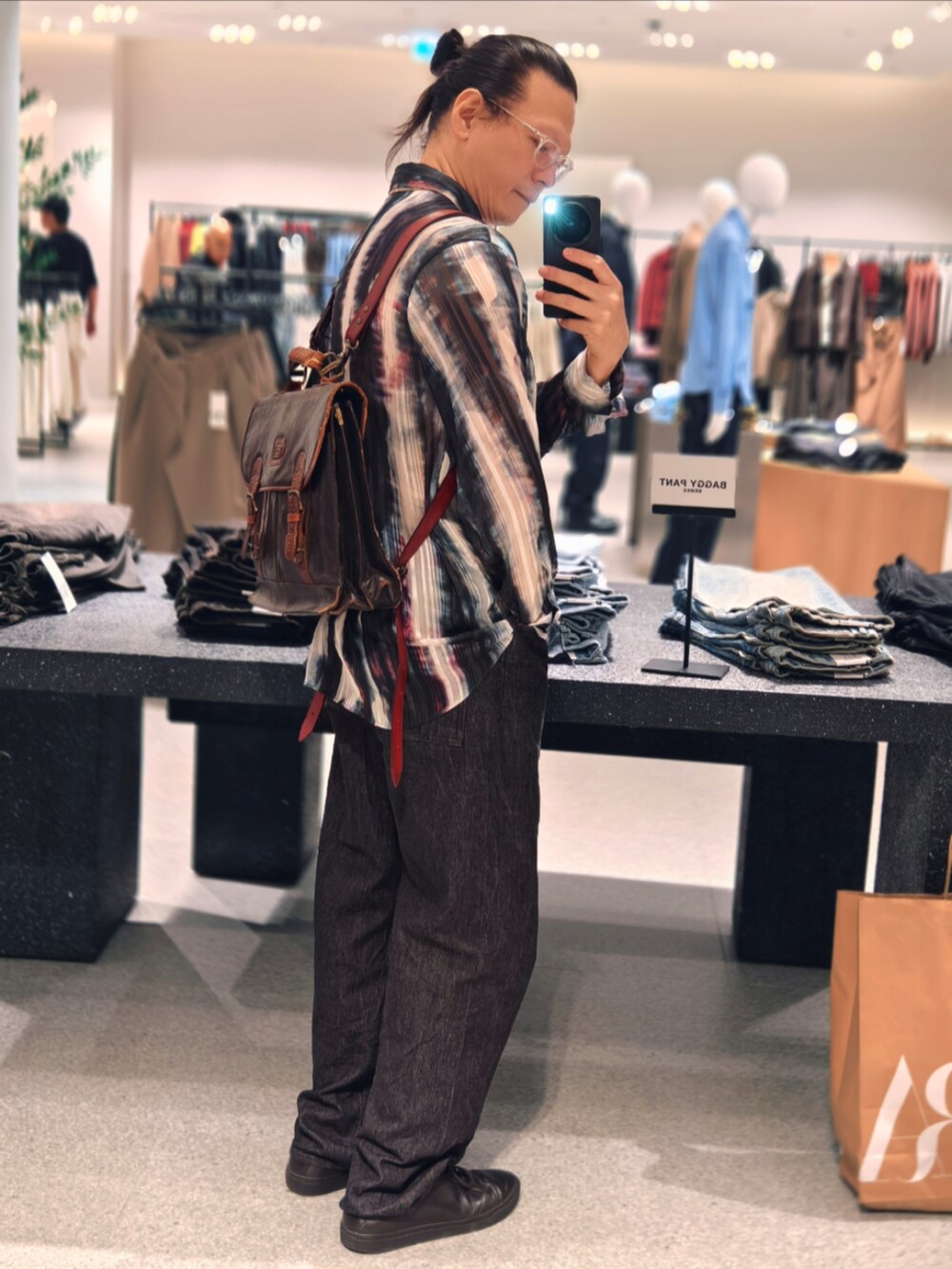 グレー系のシャツ/ブラウスを着用したメンズの秋コーディネートの4枚目の写真