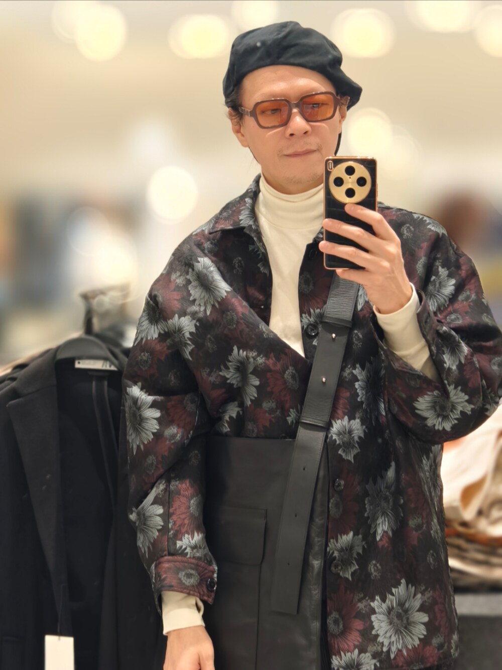 ブラック系のショルダーバッグを着用したメンズの冬コーディネートの3枚目の写真