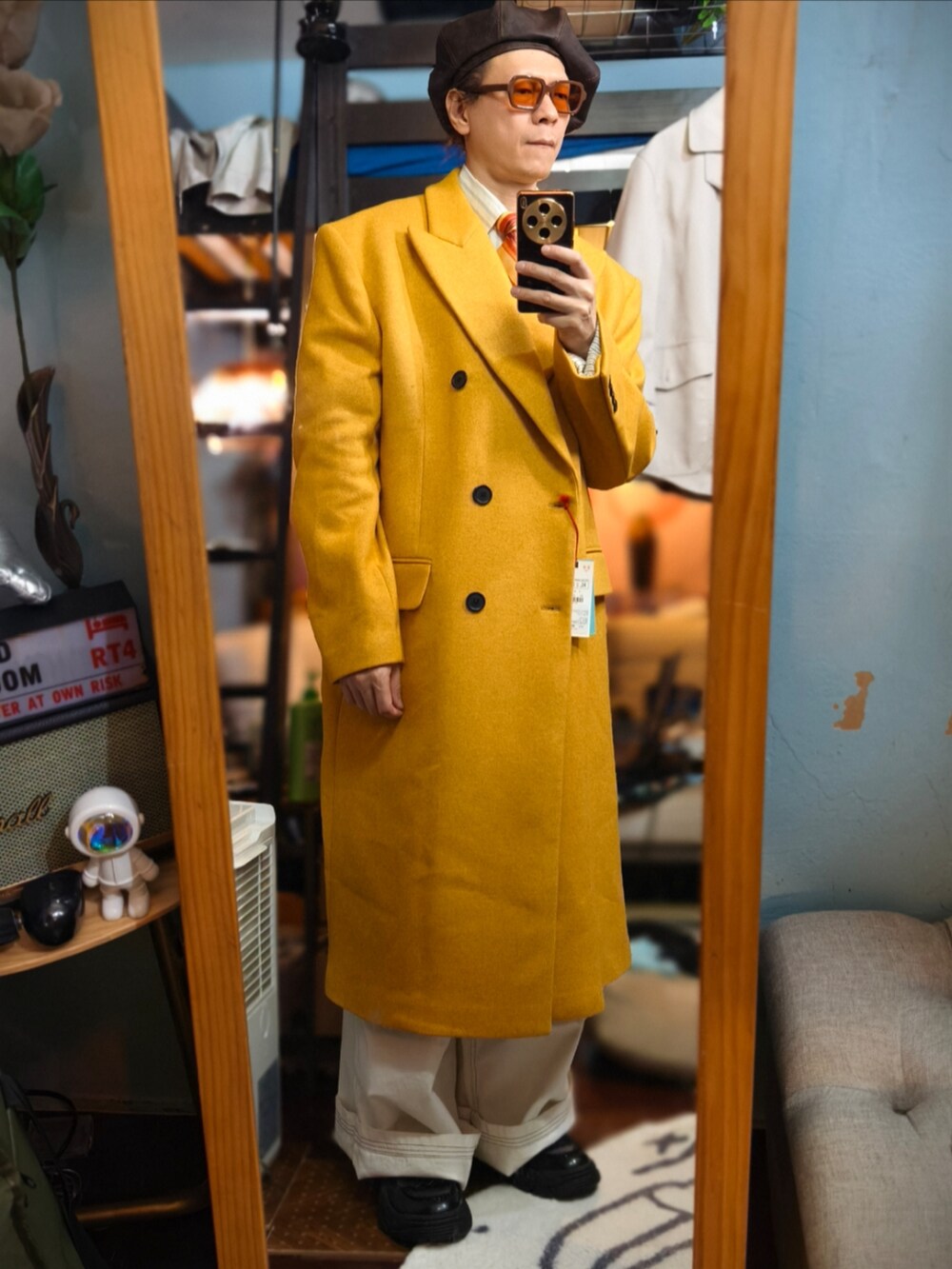 イエロー系のダッフルコートを着用したメンズの冬コーディネートの4枚目の写真