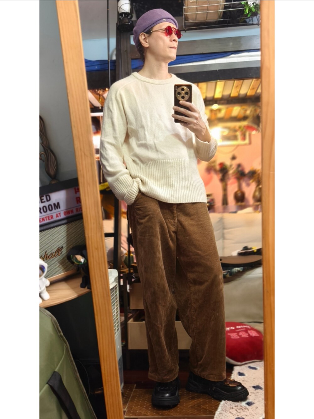 ブラウン系のチノパンツを着用したメンズの冬コーディネートの2枚目の写真