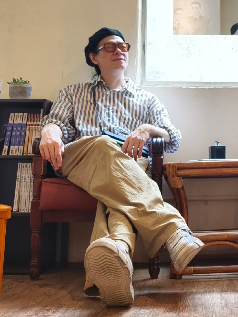 ブラック系のショルダーバッグを着用したメンズの春コーディネートの3枚目の写真