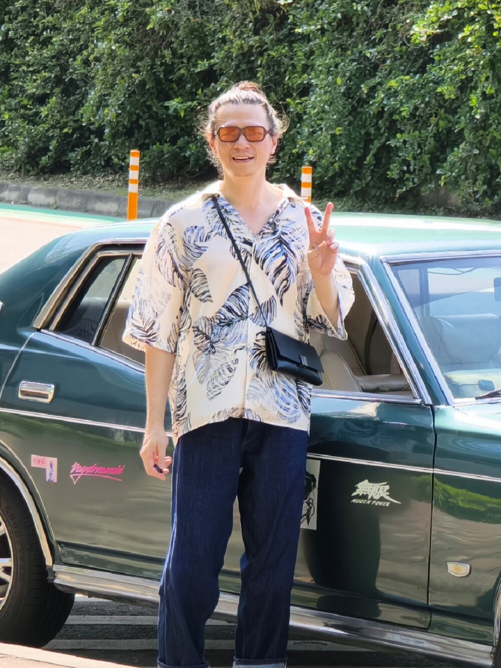 ホワイト系のシャツ/ブラウスを着用したメンズの春コーディネートの3枚目の写真