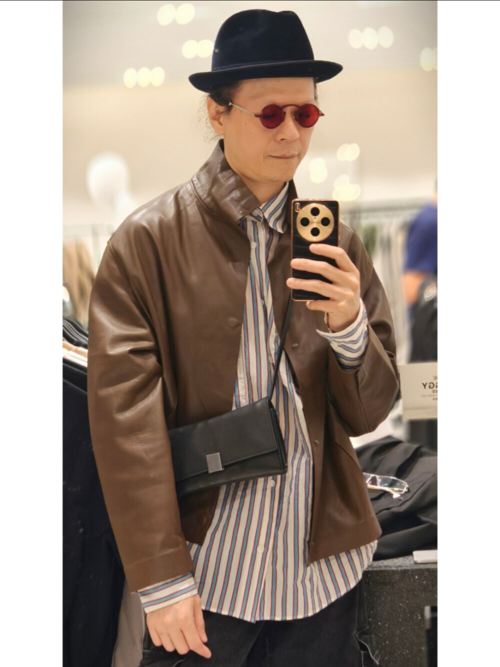 ブラウン系のノーカラージャケットを着用したメンズの春コーディネートの3枚目の写真