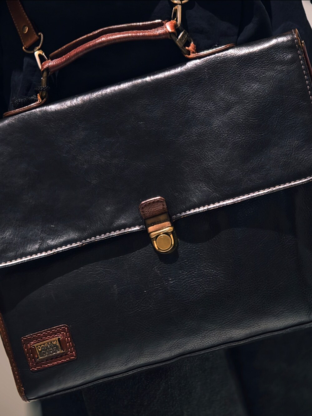 ブラック系のデニムパンツを着用したメンズの秋コーディネートの5枚目の写真