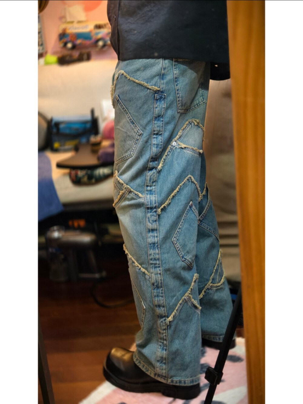 ブルー系のデニムパンツを着用したメンズの春コーディネートの5枚目の写真