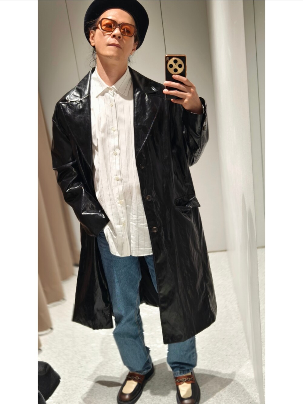 ブラック系のピーコートを着用したメンズの冬コーディネートの3枚目の写真