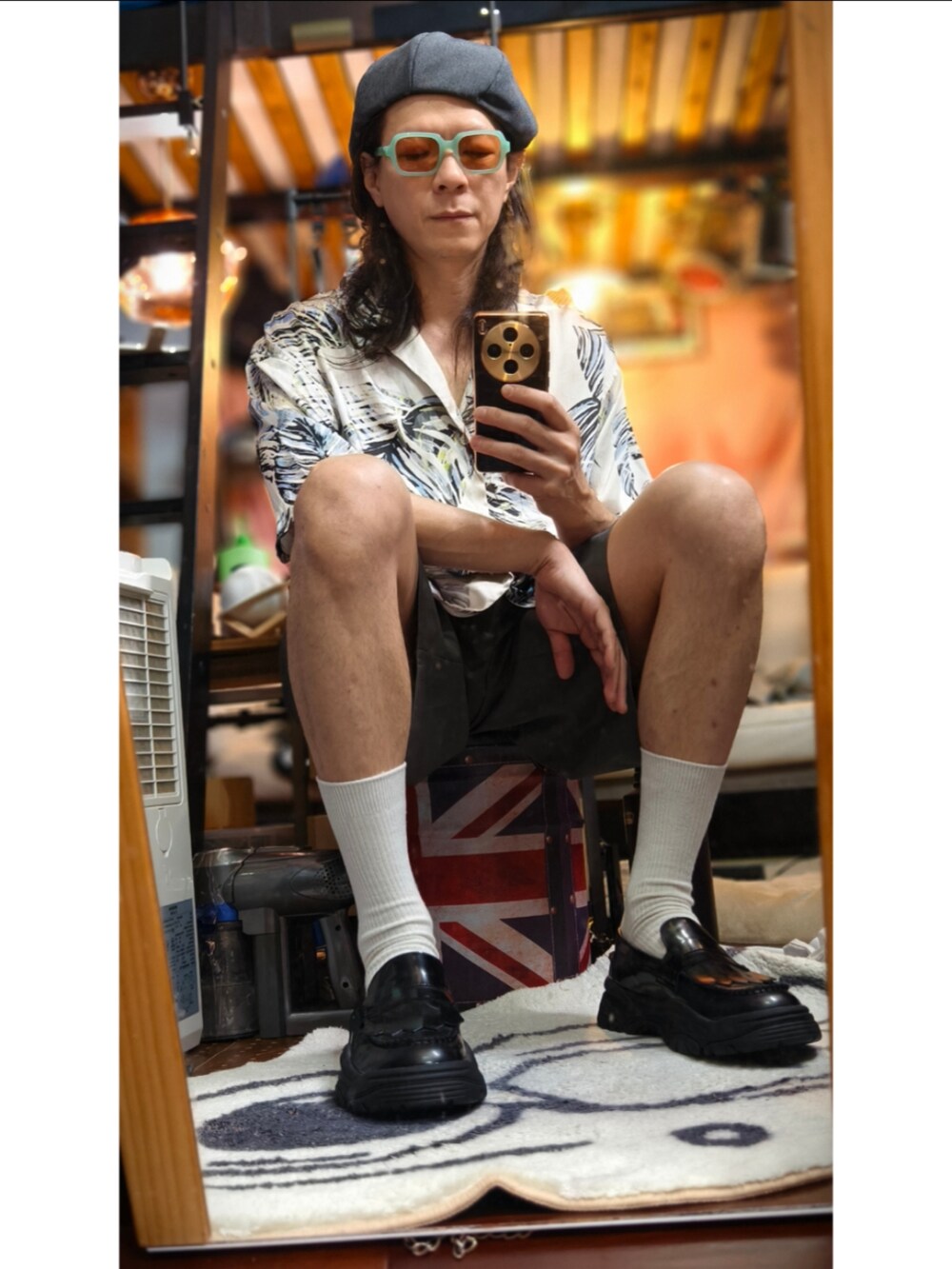 ホワイト系のシャツ/ブラウスを着用したメンズの冬コーディネートの2枚目の写真