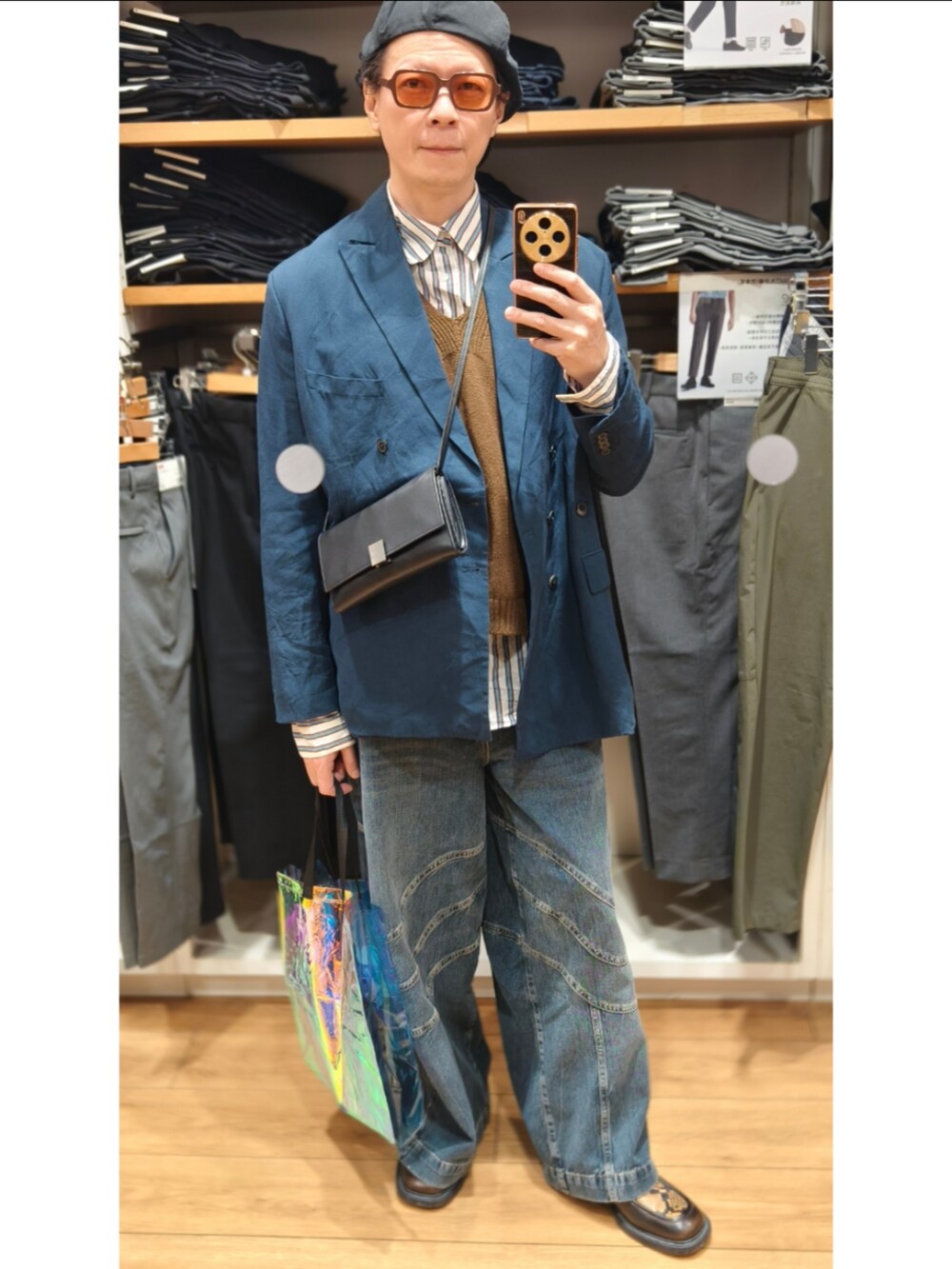 ブルー系のデニムパンツを着用したメンズの冬コーディネートの2枚目の写真