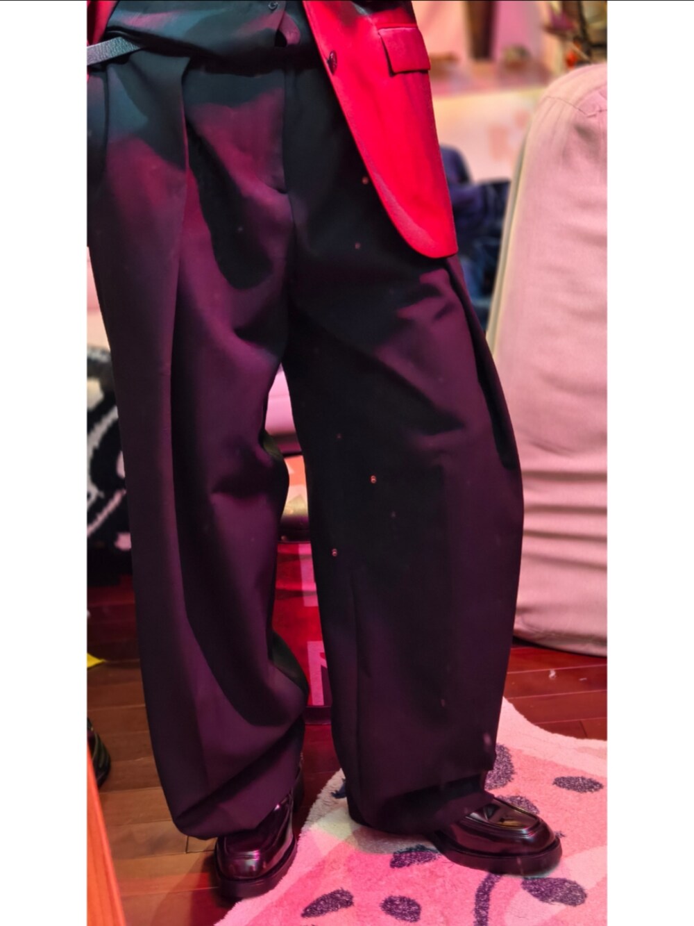 ブラック系のチノパンツを着用したメンズの冬コーディネートの3枚目の写真