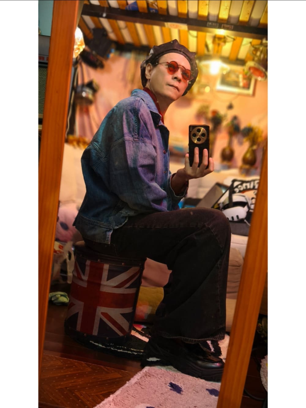 ブルー系のデニムジャケットを着用したメンズの冬コーディネートの3枚目の写真