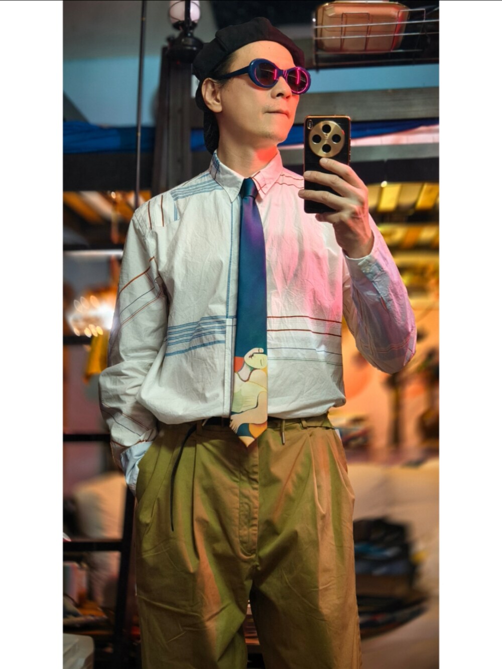 ブラウン系のチノパンツを着用したメンズの冬コーディネートの2枚目の写真