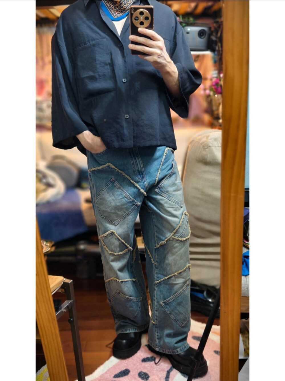 ブルー系のデニムパンツを着用したメンズの春コーディネートの2枚目の写真