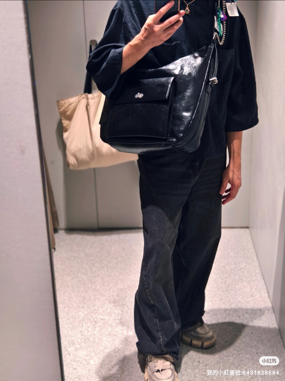 ブラック系のショルダーバッグを着用したメンズの秋コーディネートの5枚目の写真