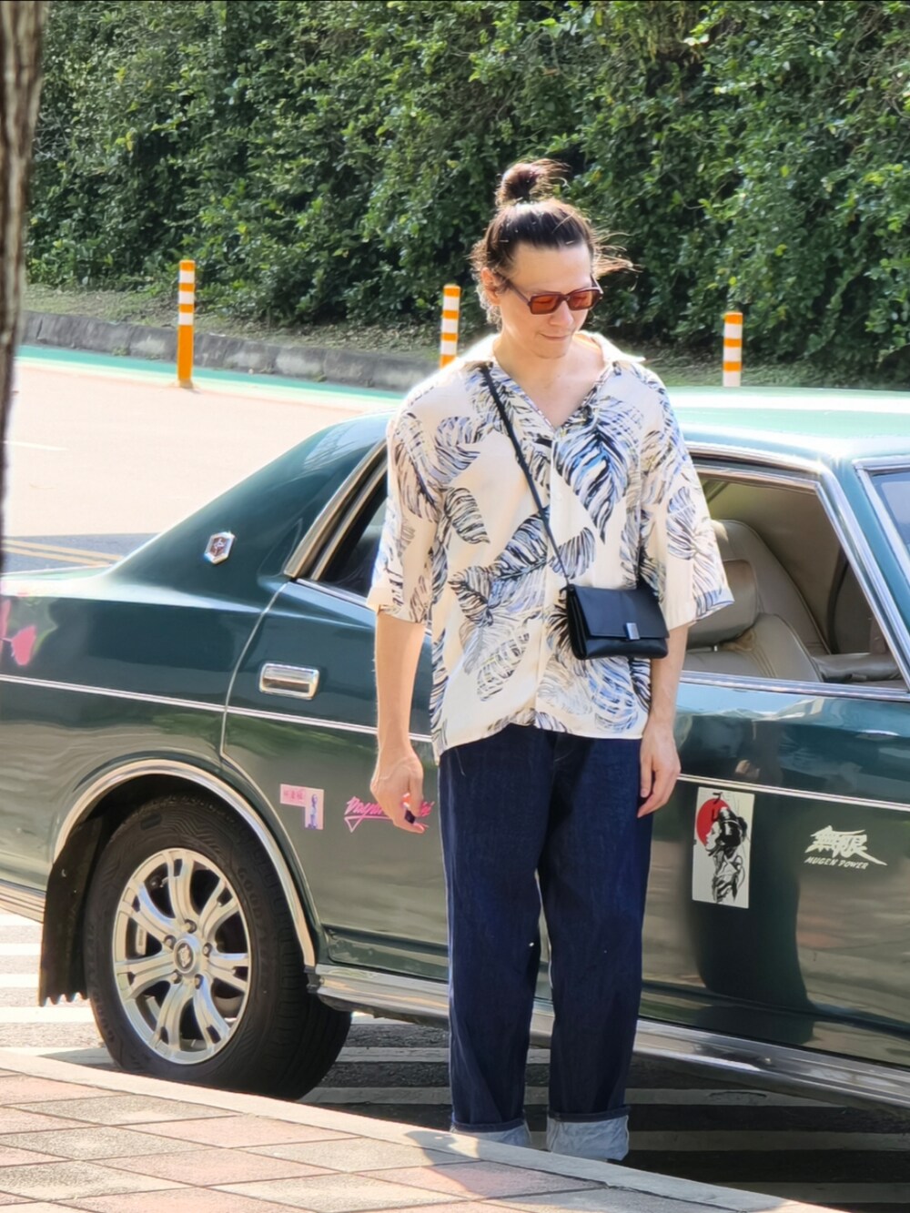 ホワイト系のシャツ/ブラウスを着用したメンズの春コーディネートの4枚目の写真