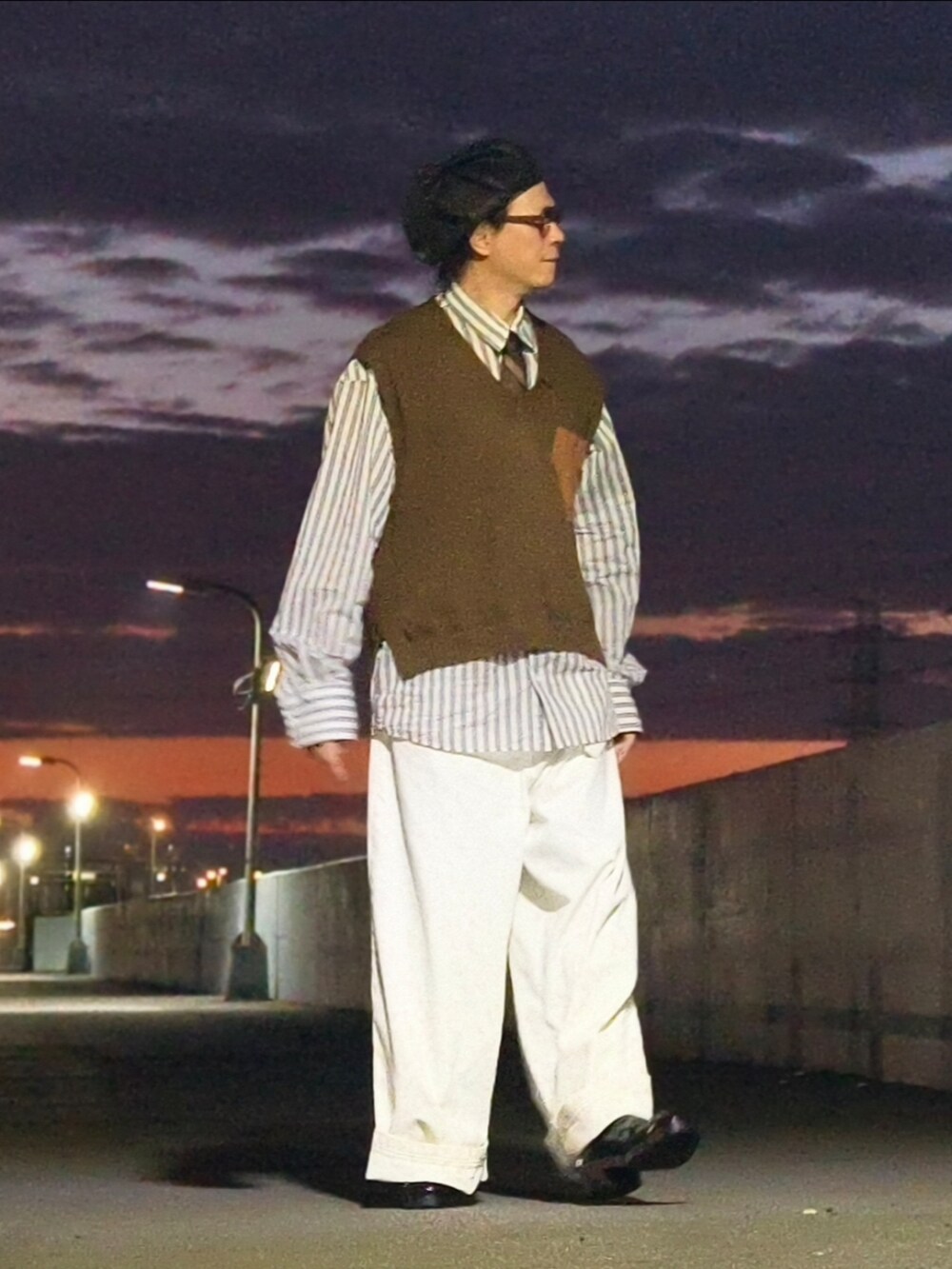 ホワイト系のデニムパンツを着用したメンズの冬コーディネートの4枚目の写真