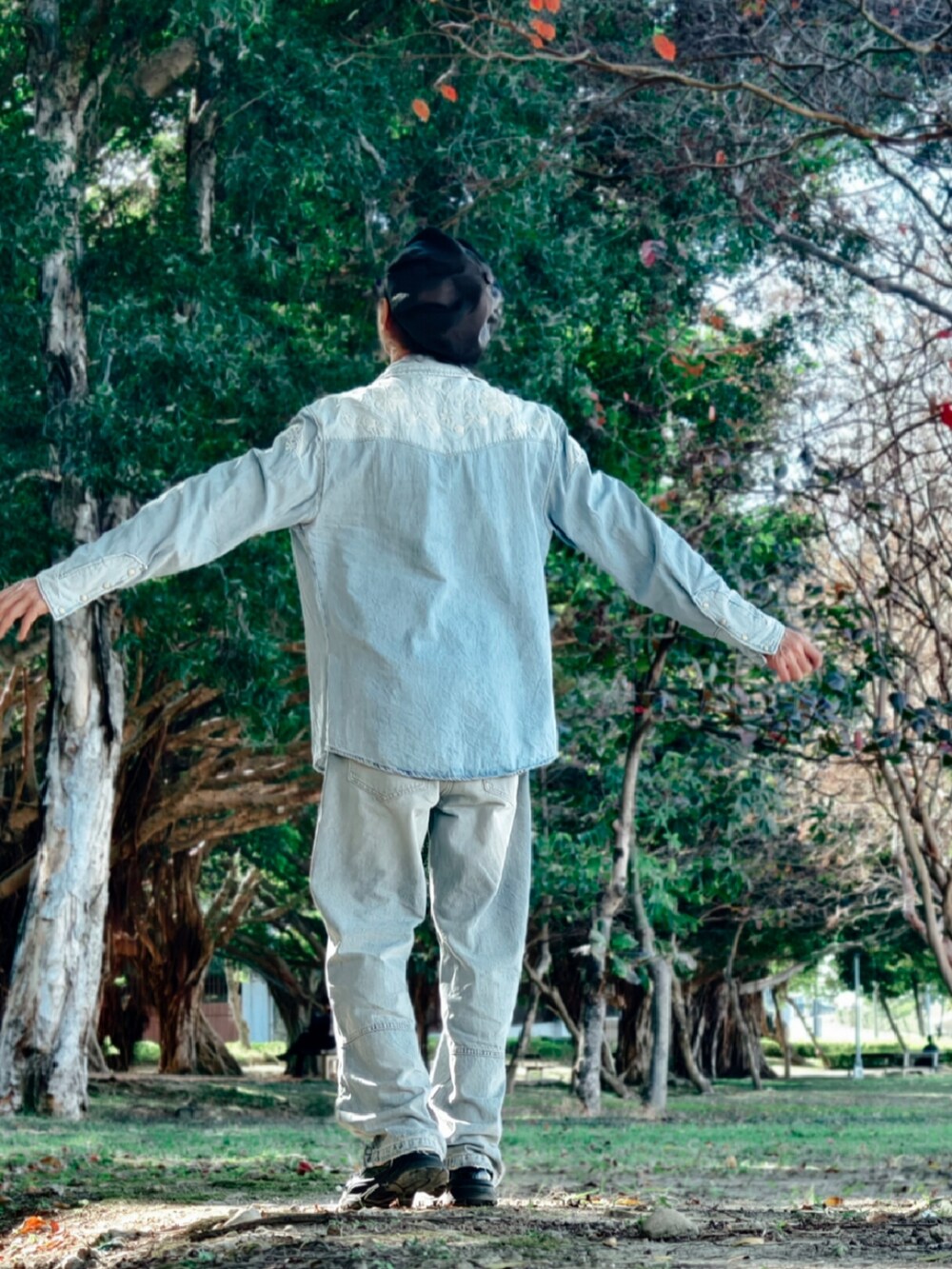 ブルー系のシャツ/ブラウスを着用したメンズの冬コーディネートの4枚目の写真