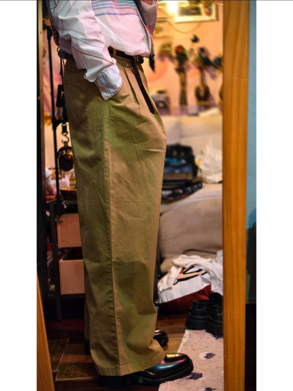 ブラウン系のチノパンツを着用したメンズの冬コーディネートの3枚目の写真