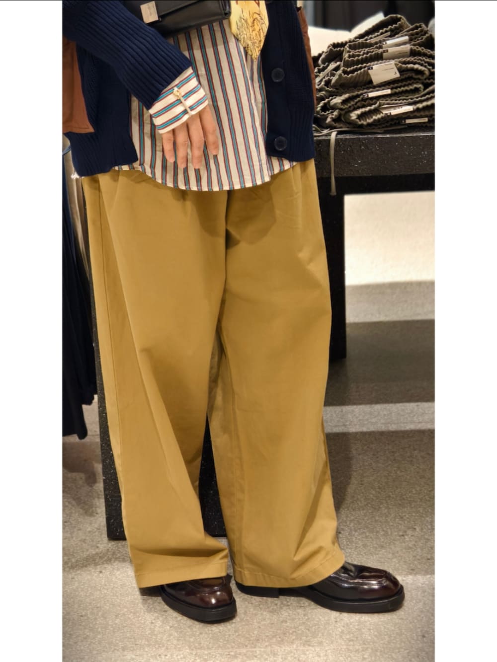 イエロー系のネクタイを着用したメンズの冬コーディネートの3枚目の写真