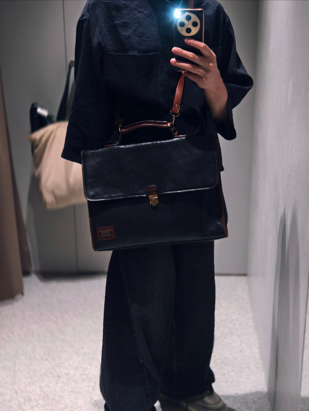 ブラック系のデニムパンツを着用したメンズの秋コーディネートの3枚目の写真