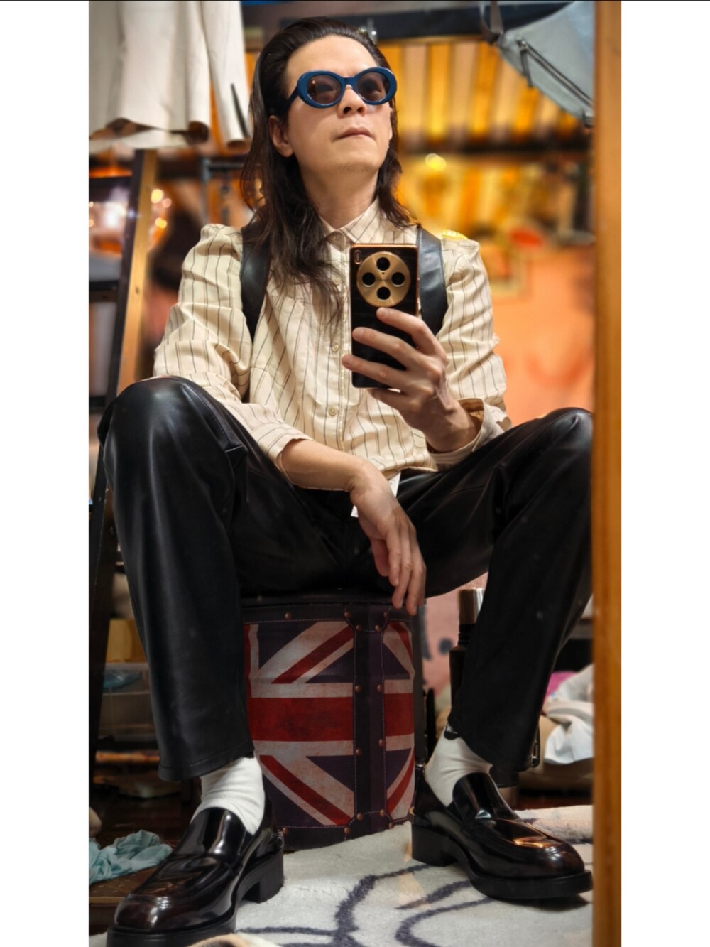 ブルー系のメガネを着用したメンズの冬コーディネートの2枚目の写真