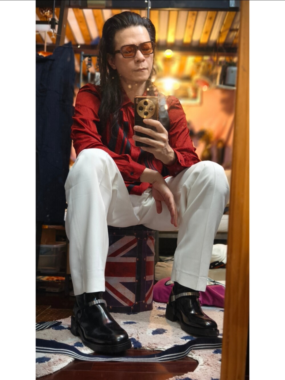 ホワイト系のスラックスを着用したメンズの冬コーディネートの4枚目の写真