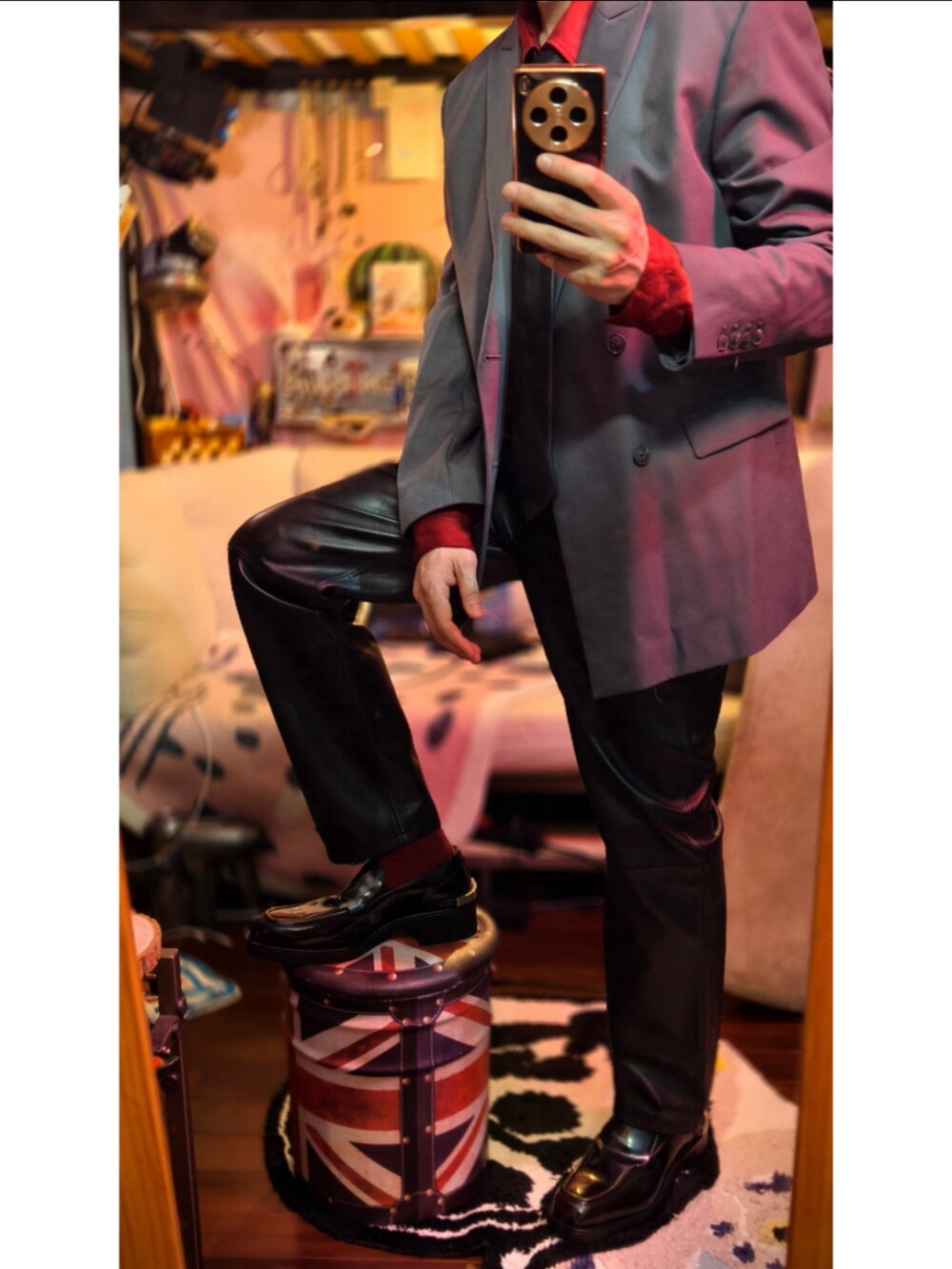 ブラック系のその他パンツを着用したメンズの冬コーディネートの4枚目の写真