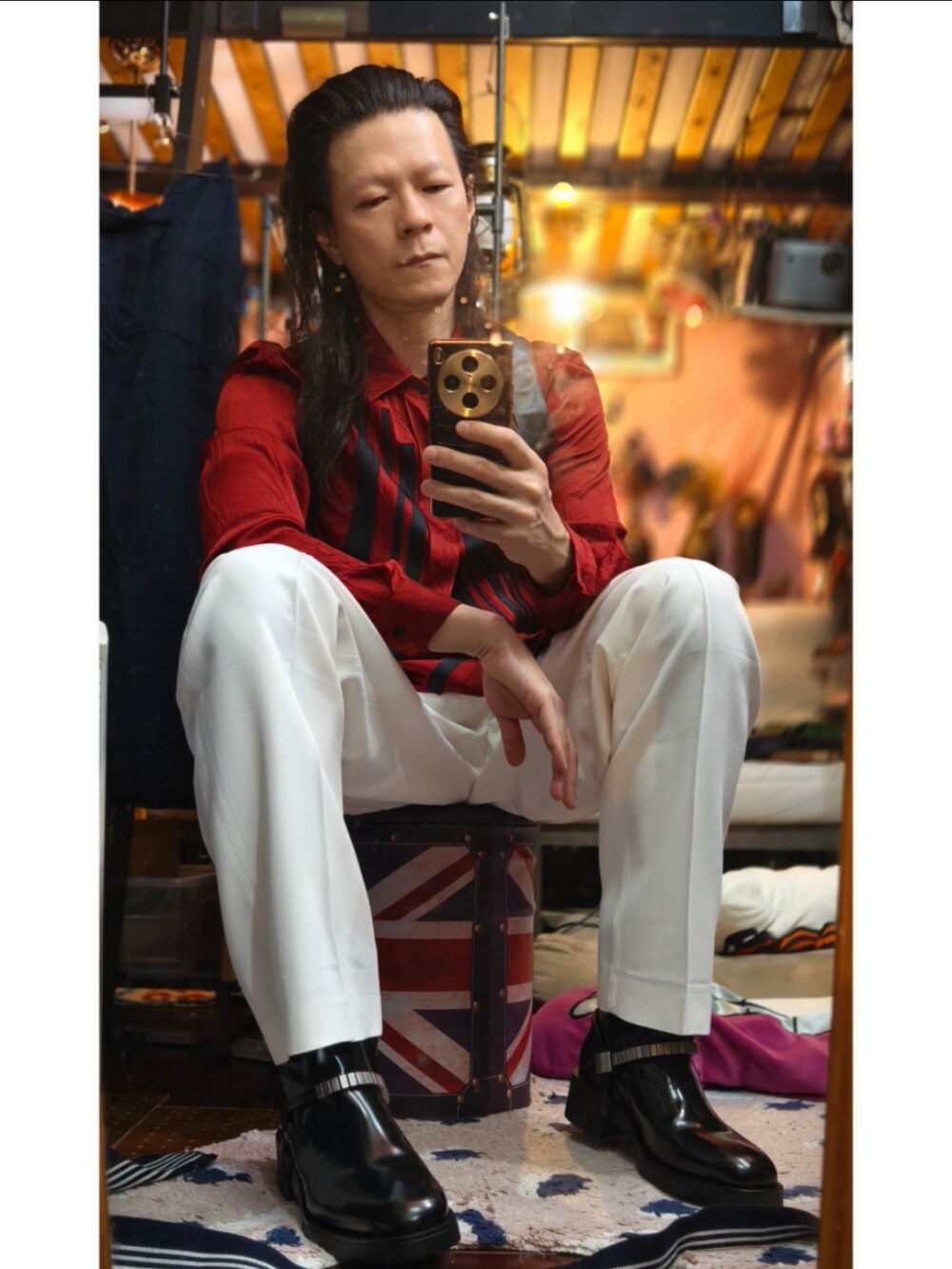 ホワイト系のスラックスを着用したメンズの冬コーディネートの3枚目の写真