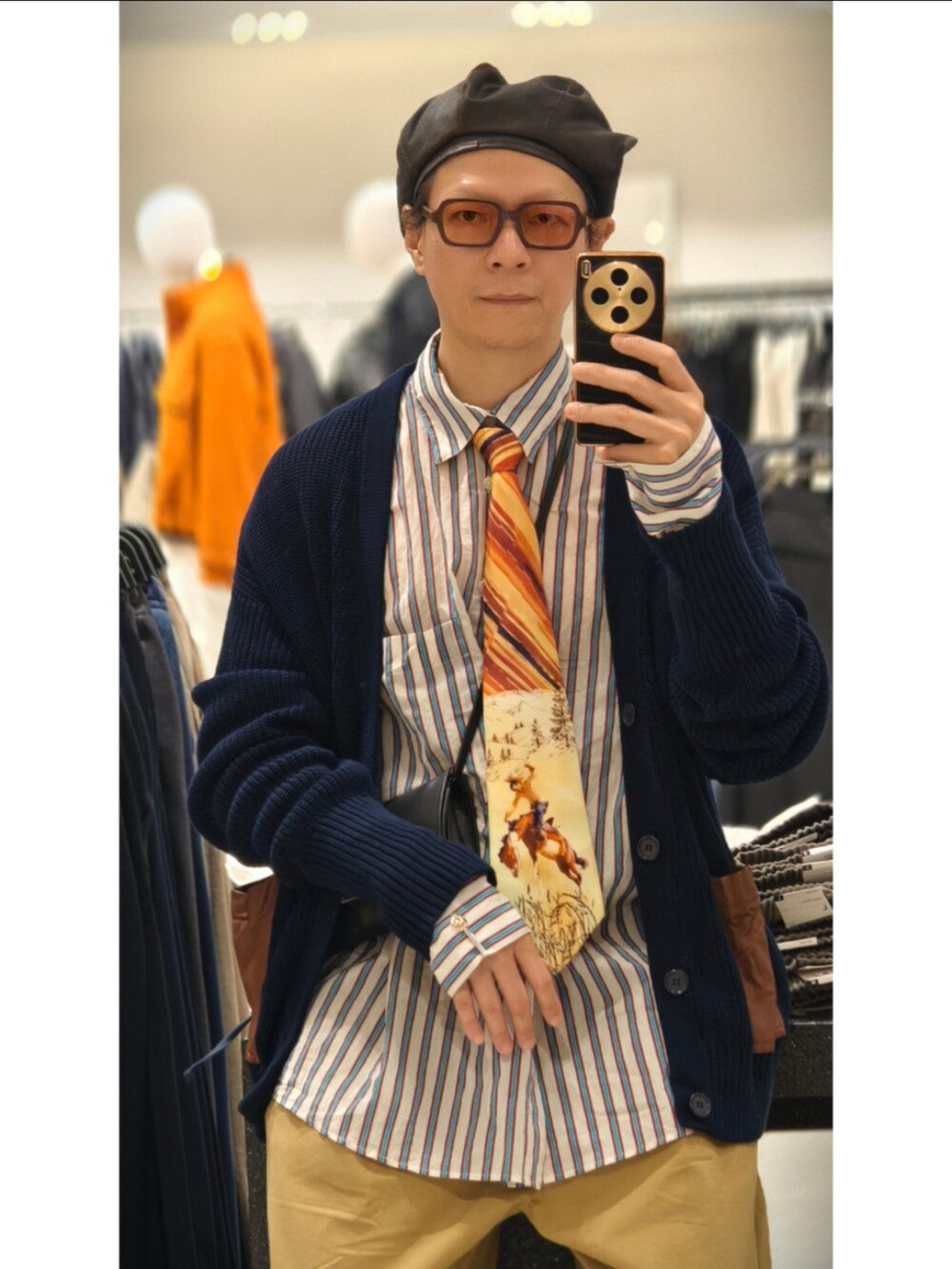 イエロー系のネクタイを着用したメンズの冬コーディネートの2枚目の写真